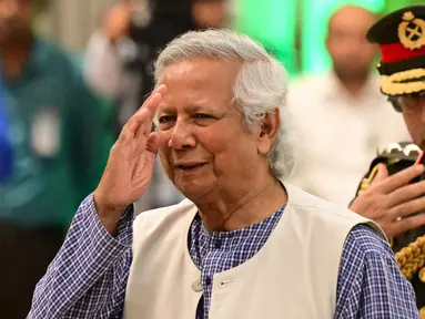 Peraih hadiah Nobel Perdamaian, Muhammad Yunus (kiri) sesaat sebelum diambil sumpahnya untuk memimpin pemerintahan sementara Bangladesh sebagai penasihat utama, pada hari Kamis (8/8/2024) malam. (MUNIR UZ ZAMAN/AFP)