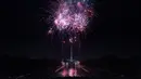 Sejumlah orang menonton kembang api saat perayaan hari kemerdekaan AS di Washington DC (4/7). Hari tersebut memperingati disahkannya Deklarasi Kemerdekaan oleh Kongres Kontinental Kedua pada 4 Juli 1776. (AFP Photo/Brendan Smialowski)