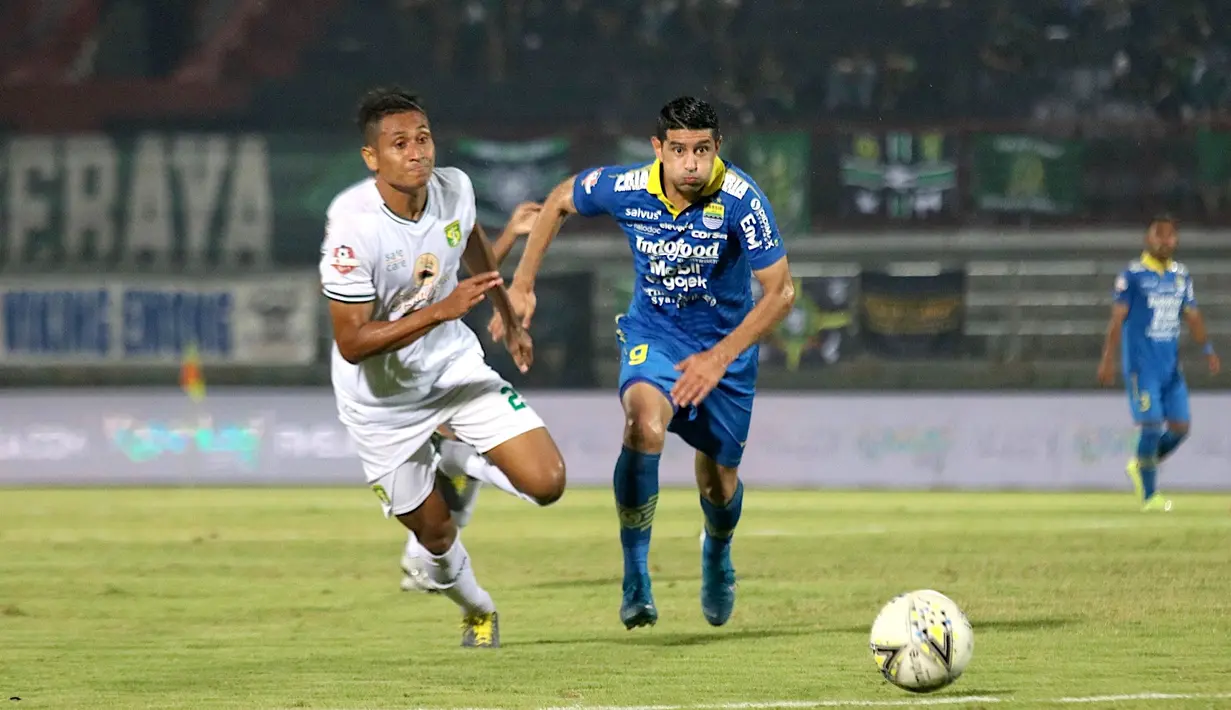 Bek Persebaya Surabaya, Mokhamad Syaifuddin, beradu cepat dengan gelandang Persib Bandung, Esteban Vizcarra, pada laga Liga 1 Indonesia di Stadion I Wayan Dipta, Bali, Jumat (18/10). Persib menang 4-1 atas Persebaya. (Bola.com/Aditya Wany)
