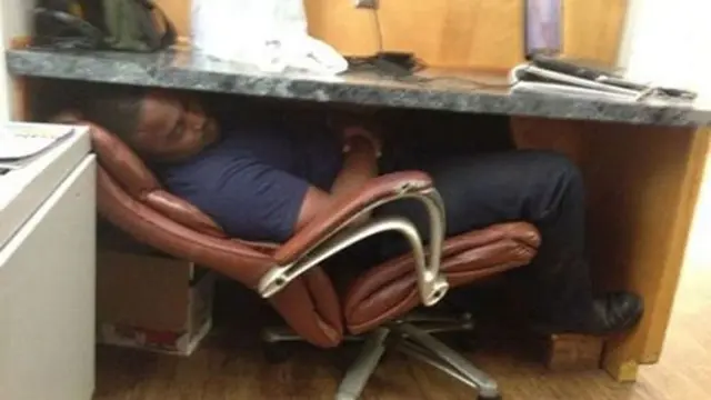 6 Tingkah Random Bapak-Bapak Saat Kerja di Kantor Ini Kocak