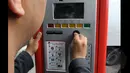 Pengendara motor memasukan koin untuk pembayaran parkir kedalam mesin Terminal Parkir Elektronik (TPE), Jakarta, Kamis (29-01-2015). Selain menggunakan E-money dapat juga bisa membayar dengan menggunakan uang koin. (Liputan6.com/Andrian M Tunay)