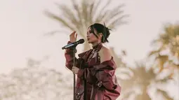 Aksi panggung Niki saat tampil dalam festival musik Coachella juga sukses membuat penonton hanyut dalam suasana. Terlebih lagi, dirinya turut membawakan lagu Indonesia yang membuat banyak penonton dari Tanah Air ikut bernyanyi. (Liputan6.com/IG/@nikizefanya)