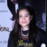 Artis berusia 19 tahun ini mengaku jika ia menurunkan berat badannya demi perannya sebagai gadis Jawa di film ‘Surat Untukmu’. Prilly pun mengubah pola asupan makannya serta rutin berolahraga. (Nurwahyunan/Bintang.com)