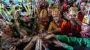 Sejumlah penari melakukan tos sebelum mempersembahkan tarian tradisional pada acara Pentas Budaya di Terminal 3, Bandara Soekarno Hatta, Tangerang, Banten, Senin (15/08). (Liputan6.com/Fery Pradolo).