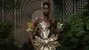 <p>Menghadirkan konsep unik dan artsy pada karyanya, Iris van Herpen menyisipkan karya Rinaldy Yunardi untuk memperindah total look presentasinya. [Foto: Instagram/ Iris van Herpen]</p>