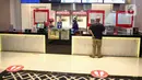 Pengunjung memesan makanan sebelum menonton di bioskop Cinepolis, Jakarta Jumat (23/10/2020). Sejumlah bioskop di Ibu kota kembali beroperasi setelah mendapatkan izin dari Pemprov DKI Jakarta dengan jumlah penonton dibatasi maksimal 25 persen dari total kapasitas. (Liputan6.com/Faizal Fanani)