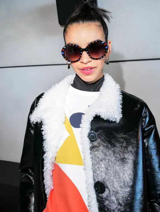 Warna-warna yang tajam digabungkan dengan pola yang tidak terduga. Beberapa cetakan grafis dan pola abstrak terlihat dalam dress midi, relaxed skirts, dan kaus sederhana. Foto: Document/Kate Spade New York.