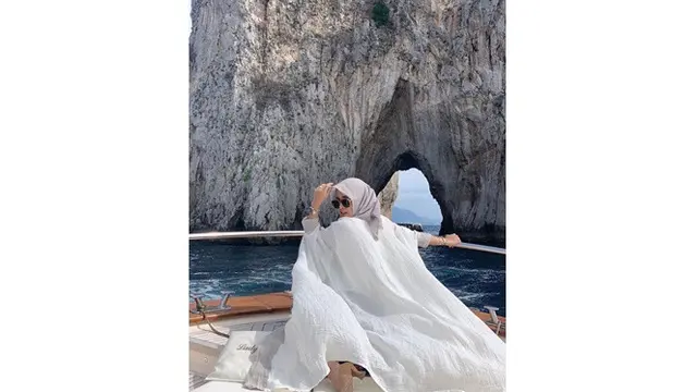 6 Gaya Fashion Olla Ramlan Saat Berlibur di Italia, Modis Banget