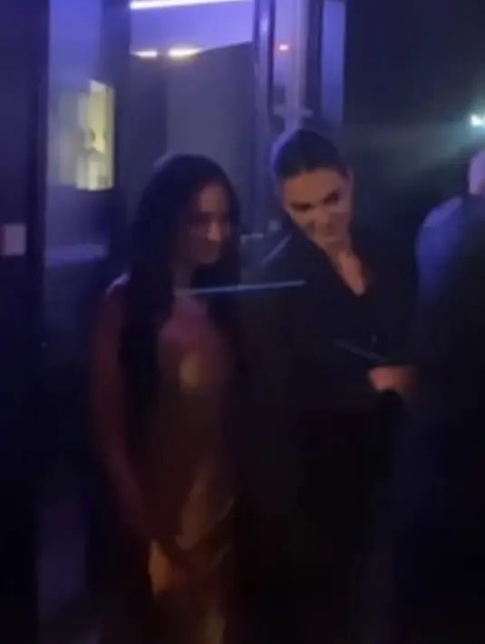 Sementara itu, Enzy mengenakan dress hijau off shoulder ditambah dengan kalung mutiara layeringnya. [@fafa_didin]