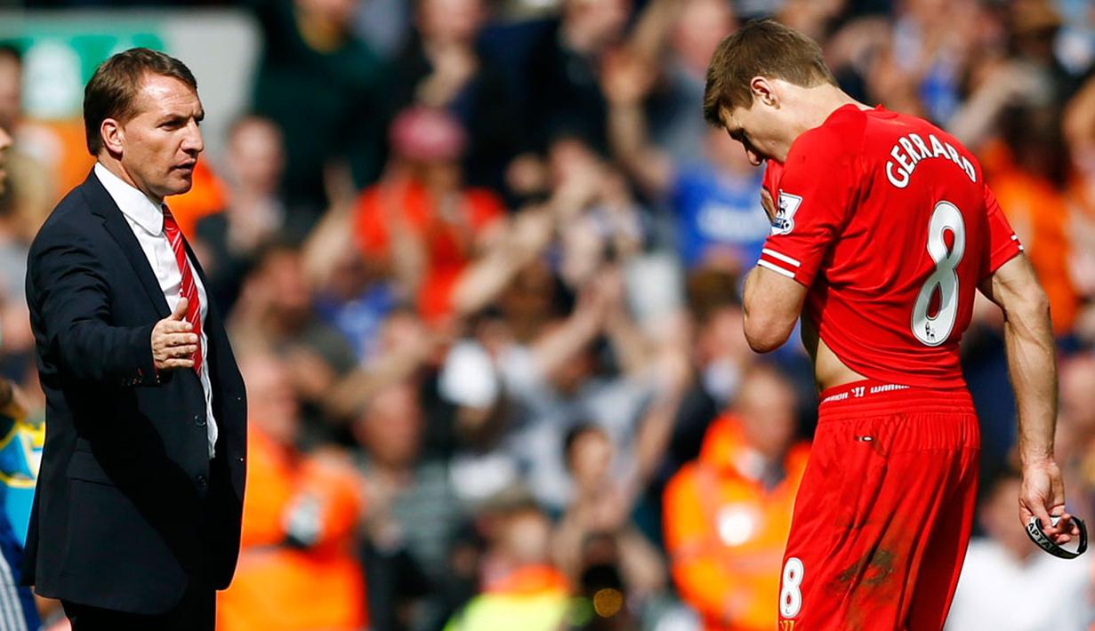 Kapten Liverpool, Steven Gerrard (kanan) tidak bisa menyembunyikan kekecewaannya usai dikalahkan Chelsea 0-2 di stadion Anfield, Liverpool, (27/4/2014). (REUTERS/Darren Staples)