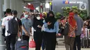 Calon penumpang KA Jarak jauh memasuki area Stasiun Pasar Senen, Jakarta, Jumat (28/1/2022). Jelang libur perayaan Tahun Baru Imlek, jumlah penumpang di Stasiun Pasar Senen mengalami kenaikan 8.598 orang dibanding Jumat (21/1) lalu sebanyak 7.402 orang. (Liputan6.com/Helmi Fithriansyah)