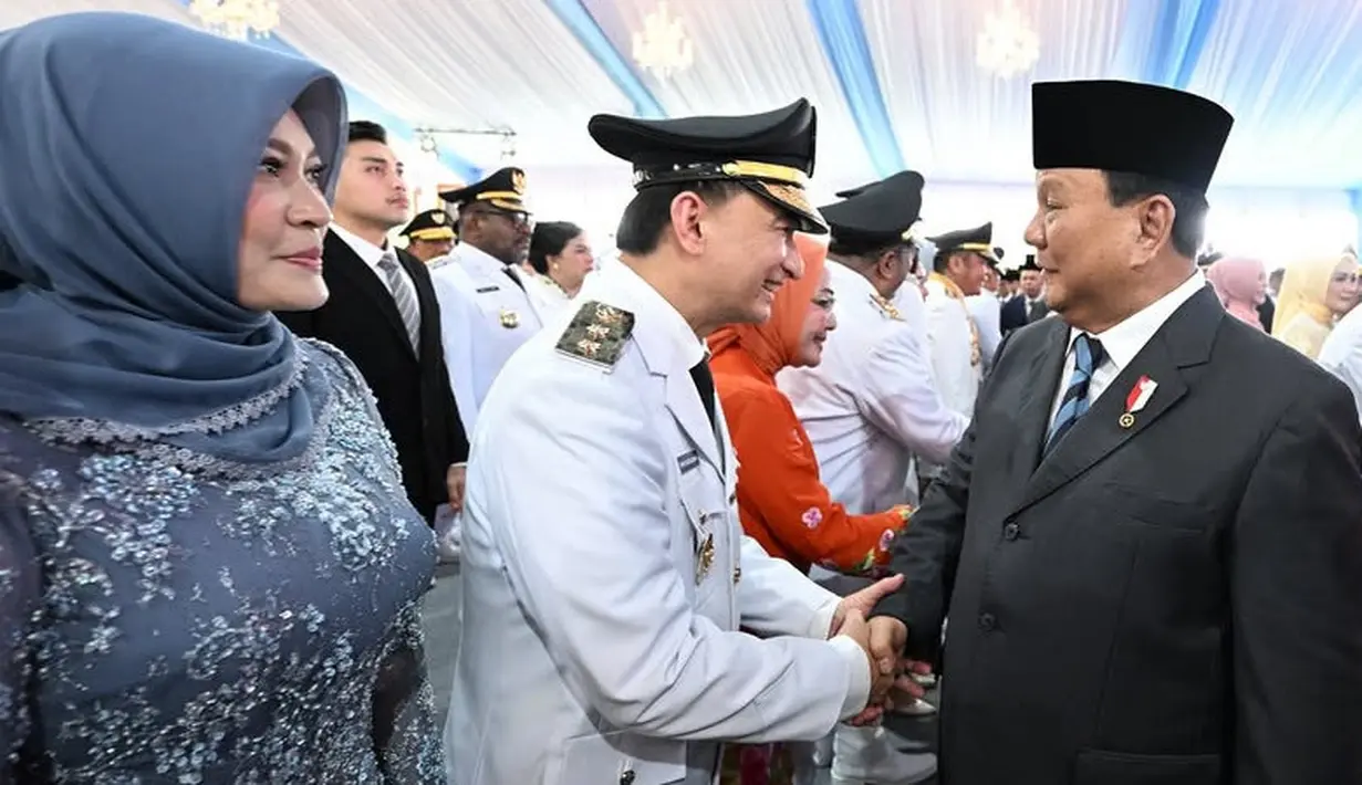 Sementara itu, ibu mertuanya, Irna Narulita tampil mengenakan kerudung polos biru dengan aksen renda dipadukan kebaya tanpa kancing depan dan bawahan kain batik serasi dengan menantu dan putrinya. [@irnadimyati]