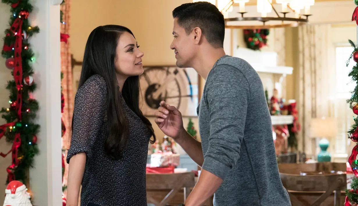 Aktris Mila Kunis saat beradu akting dengan aktor Jay Hernandez di film "A Bad Moms Christmas". (Hilary Bronwyn Gayle / STX Entertainment via AP)