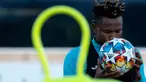 Gelandang Villarreal mencium bola saat ambil bagian dalam sesi latihan di Ciudad deportiva Villarreal di Vila-real, 21 Februari 2022. Villarreal akan menjamu Juventus pada leg pertama babak 16 besar Liga Champions 2021/22, Rabu 23 Februari 2022 dini hari WIB. (JOSE JORDAN/AFP)