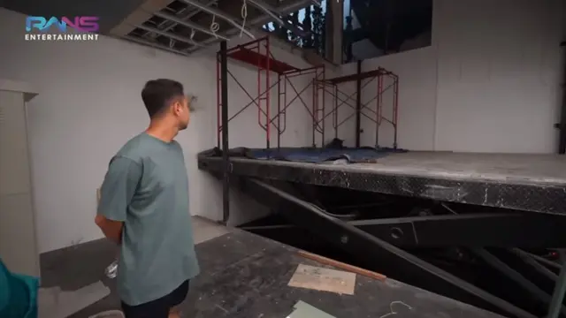 Raffi Ahmad dan Nagita Slavina menunjukkan parkiran di rumahnya. (Foto: YouTube Rans Entertainment)