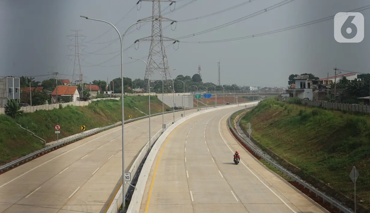 Pengendara motor melintas di jalan tol Depok-Antasari seksi II (Brigif-Sawangan), Depok, Jawa Barat, Rabu (24/6/2020). Jalan tol sepanjang 6,30 kilometer yang menjadi bagian dari jalan tol Depok-Antasari tersebut akan segera beroperasi pada Juni-Juli tahun ini. (Liputan6.com/Immanuel Antonius)
