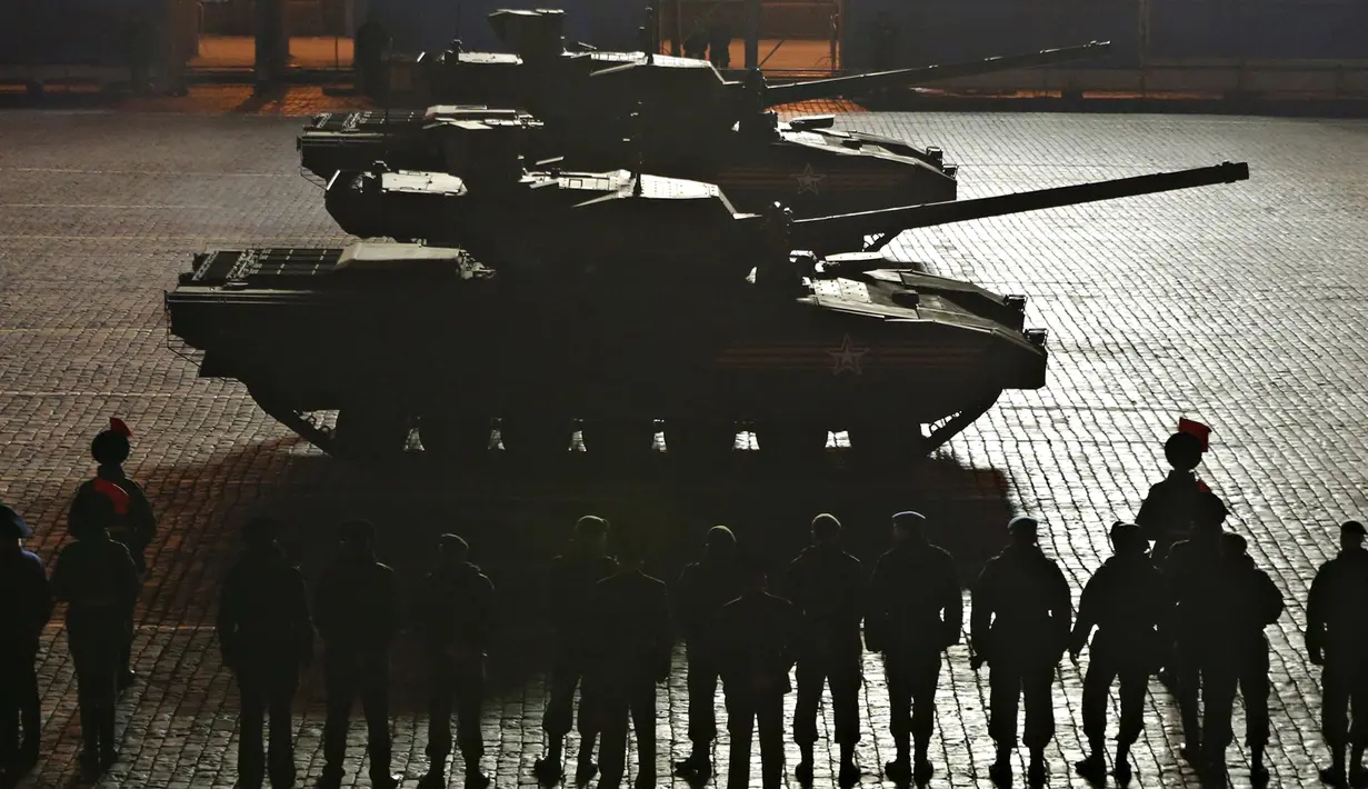 Tank super canggih terbaru milik Rusia "Armata", ikut meramaikan parade di red square, Moskow, Rusia (4/5/2015). Tank ini dilengkapi dengan radar yang digunakan pada pesawat tempur. (REUTERS/Maxim Shemetov)