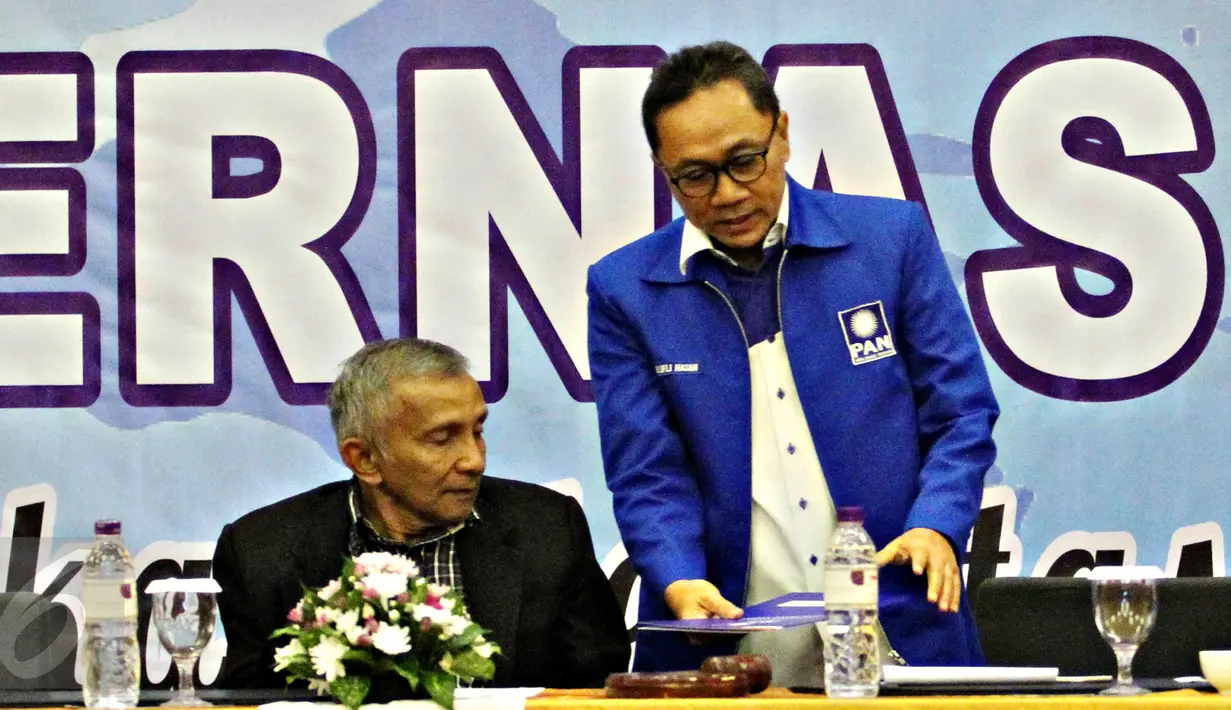 Ketua Umum PAN Zulkifli Hasan (kanan) berbincang dengan Ketua Dewan Kehormatan PAN Amien Rais usai Rakernas di Hotel Mercure, Jakarta, (29/5).Bahasan termasuk Pilkada serentak yang akan berlangsung pada 2017 mendatang. (Liputan6.com/Immanuel Antonius)