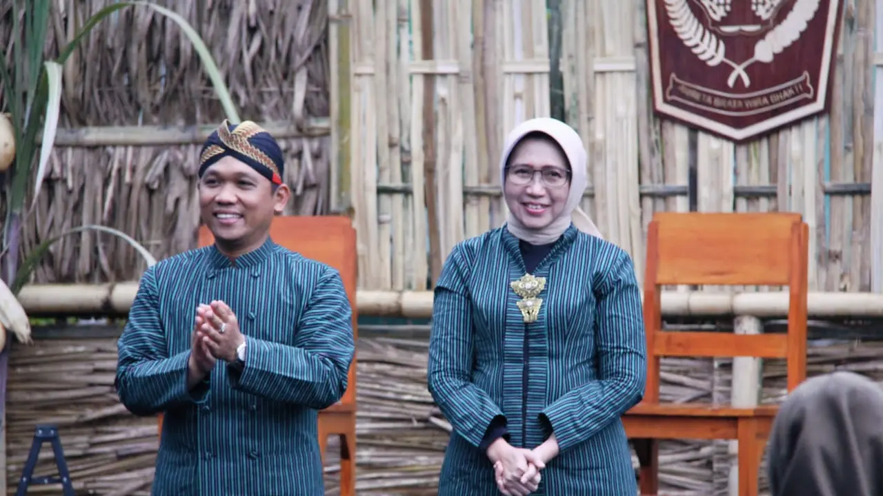 Bupati Lumajang Thoriqul Haq  bersama Wakil Bupati Lumajang Indah Amperawati mengunjungi  Loemadjang Mbiyen di pabrik gula Jatiroto. (Istimewa)