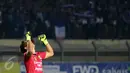 Kiper Persib, I Made Wirawan mengangkat tangan usai laga melawan Persebaya United di laga Grup A Piala Presiden 2015 di Stadion Si Jalak Harupat, Bandung, Minggu (6/9/2015). Persib unggul 2-0 atas Persebaya United. (Liputan6.com/Helmi Fithriansyah)