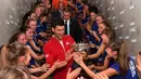 Petenis Serbia, Novak Djokovic, disambut ball girls setelah menjadi juara Prancis Terbuka 2016 dengan mengalahkan Andy Murray dalam final di Roland Garros, Paris, (5/6/2016). (Reuters/Nicolas Gouhier/FFT/Pool)