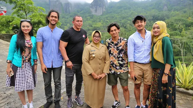 Bang Tigor bersama sejumlah artis dan Bupati Gunungkidul Hj Badingah (Fimela.com/ Adrian Utama Putra)