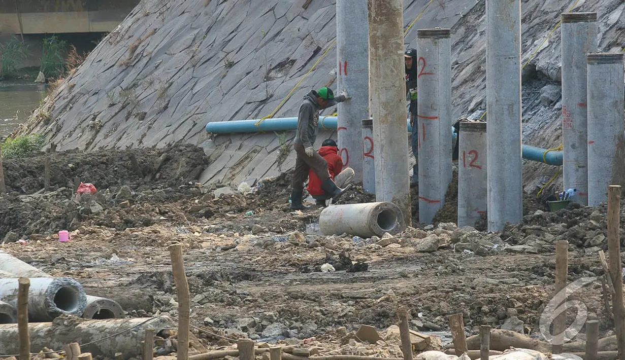 Direncanakan hasil dari restorasi Kali Ciliwung ini adalah pembangunan Instalasi Pengolahan Air Limbah (IPAL), bendung gerak dan waterscape, Jakarta, Jumat (3/10/2014) (Liputan6.com/Faizal Fanani)