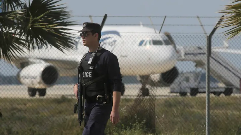 20160329-Dibajak, Pesawat EgyptAir Dipaksa Mendarat di Siprus-Siprus