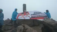 Kelompok Pemuda Berikan Dukungan ke Cagub Sulsel, Ichsan Yasin Limpo Lewat Puncak Gunung (Liputan6.com/ Eka Hakim)