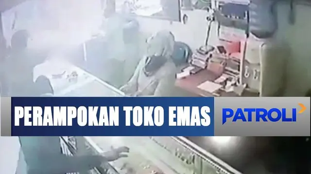 Dua orang lainnya menggasak perhiasan emas di dalam etalase seberat 10 kilogram dengan nilai Rp 4,5 miliar.