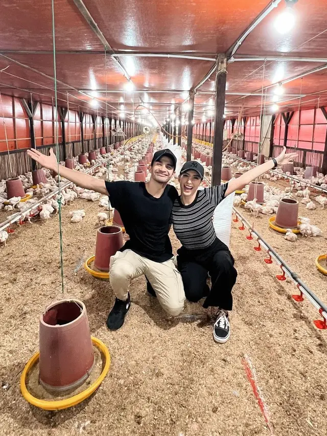 Tyas Mirasih di peternakan ayam suaminya (Instagram/tyasmirasih)