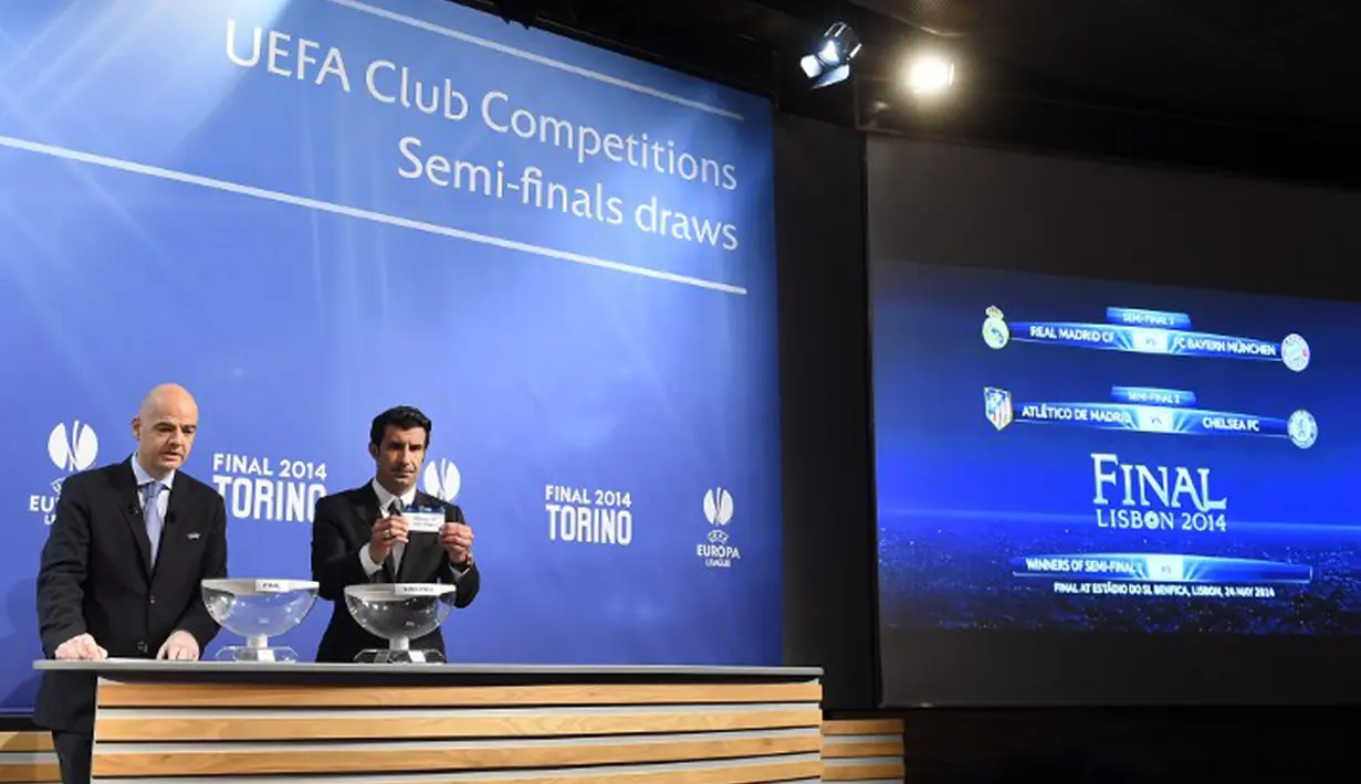 Sekretaris Jenderal UEFA Gianni Infantino (kiri) mendampingi duta final Liga   Champions di Lisbon, Luis Figo, mengambil bola undian laga semifinal Liga Champions di   markas UEFA di Nyon pada 11 April 2014 (AFP PHOTO/FABRICE COFFRINI)