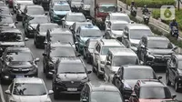 Kemacetan kendaraan saat jam sibuk di Jalan Jenderal Sudirman, Jakarta, Senin (15/5/2023). (merdeka.com/Iqbal S Nugroho)