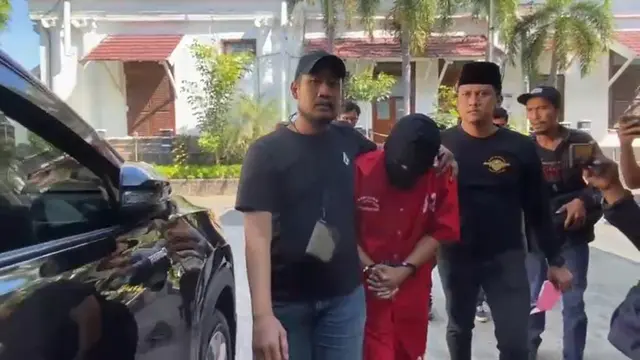 Polisi meringkus pelaku pembunuhan wanita muda yang juga mahasiswi Ubaya di Pacet Mojokerto. (Dian Kurniawan/Liputan6.com)