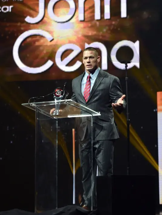 “Apakah kamu tahu, suatu hari aku akan menikahimu?” ucap John yang kemudian di-iyakan oleh Nikki Bella. Setelah itu, John pun menyematkan cincin di jari manis Nikki sebagai tanda pengikat. (AFP/Bintang.com)