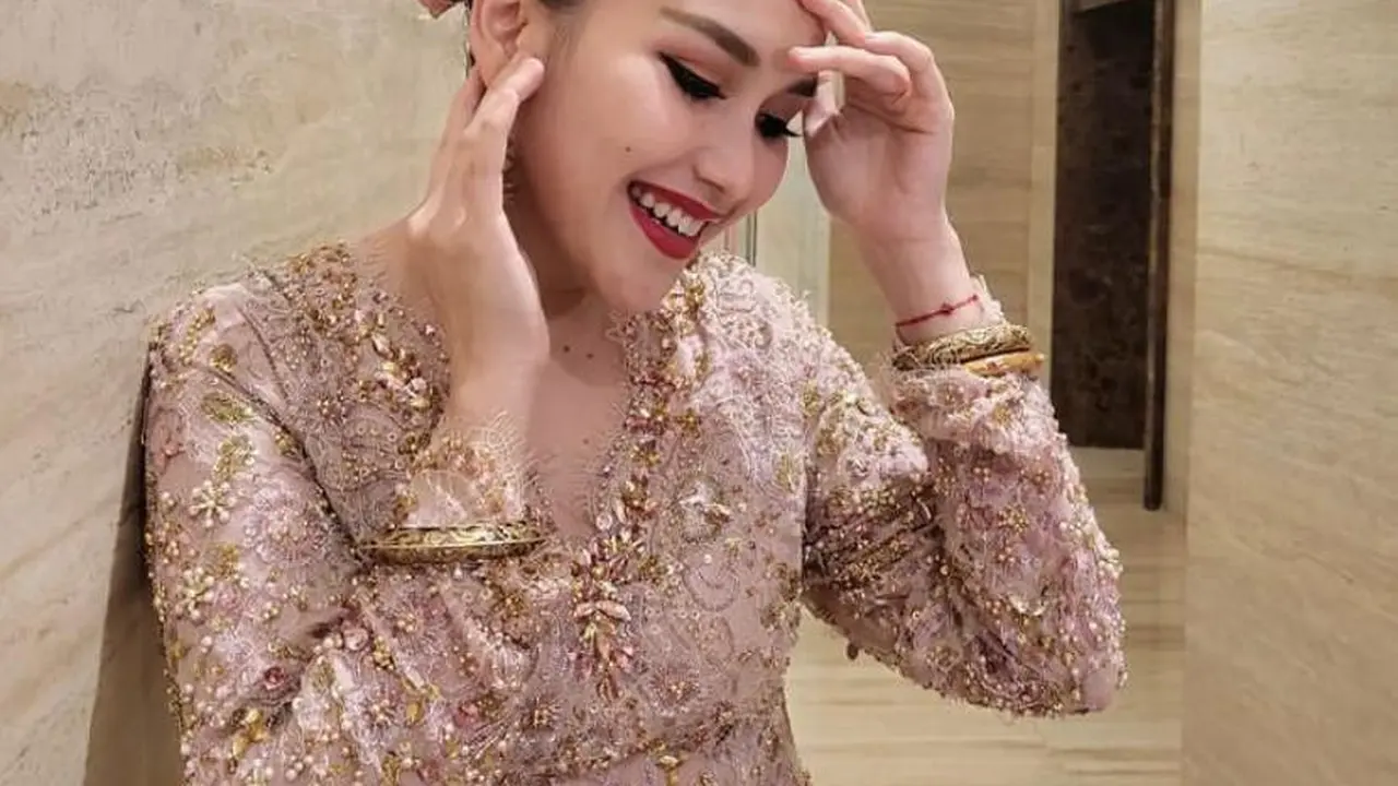 8 Pesona Cantik Ayu Ting Ting Pakai Baju Kurung Melayu, Banjir Pujian Warganet