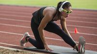 Pelari Indonesia, Emilia Nova, melakukan pemanasan saat pemusatan latihan di Stadion Madya Senayan, Jakarta, Kamis (2/8/2018). Pemusatan latihan ini merupakan persiapan jelang Asian Games XVIII. (Bola.com/Vitalis Yogi Trisna)