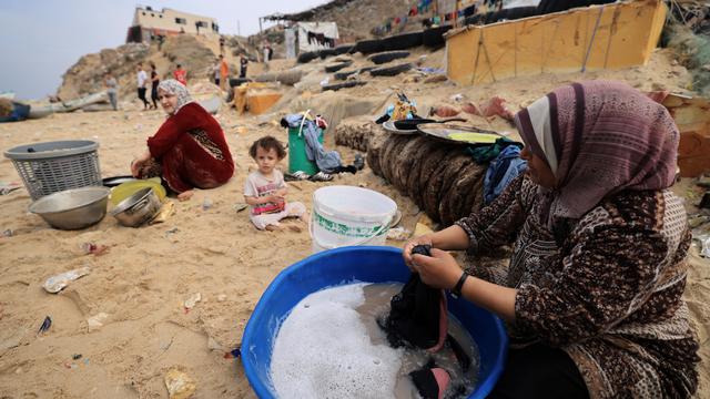 Warga Palestina di Jalur Gaza Cuci Pakaian Pakai Air Laut
