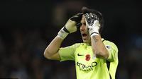 Penjaga gawang Manchester City, Claudio Bravo, menilai timnya harus lebih cakap dalam membongkar pertahanan lawan. (Reuters)