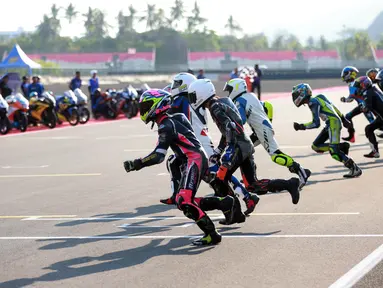 Sejumlah pembalap berlari kearah motor mereka masing-masing saat sesi latihan Shell bLU cRU Yamaha Endurance Festival yang berlangsung di Mandalika International Circuit, Lombok, Nusa Tenggara Barat, Sabtu (21/10/2023). (Bola.com/Ikhwan Yanuar)