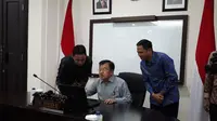 JK menyampaikan SPT melalui e-filling di kantornya, Jakarta. (Merdeka.com/ Intan Umbari Prihatin)