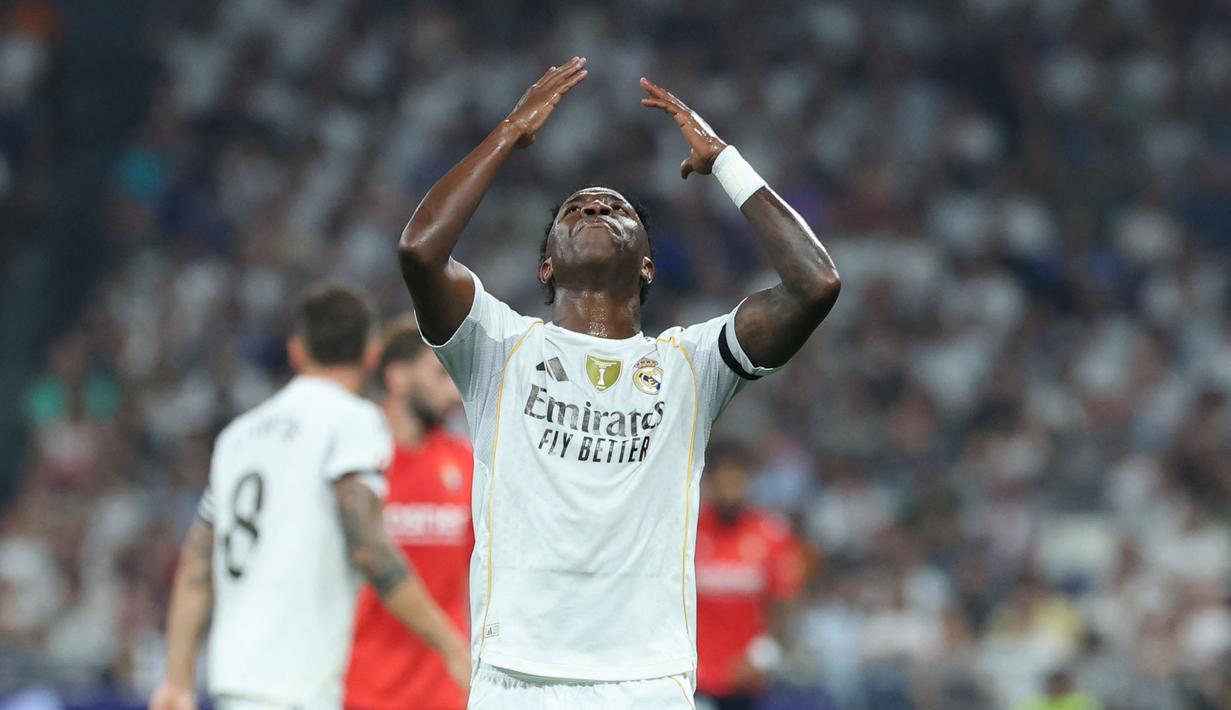 Negosiasi kontrak baru Vinicius Jr dengan Real Madrid menemui jalan buntu. Meskipun begitu, ia tetap tampil dalam laga pembuka musim baru Liga Spanyol 2025/2026 melawan Osasuna, Selasa (19/08/2025) waktu setempat. (AFP/Thomas Coex)