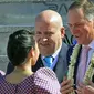 Perdana Menteri Selandia Baru John Key (kanan) menerima karangan  bunga saat tiba di bandara internasional Manila, Filipina, Selasa (17/11/2015).  John Key hadir untuk menghadiri Kerjasama Ekonomi Asia - Pasifik (APEC). (REUTERS/Romeo Ranoco)