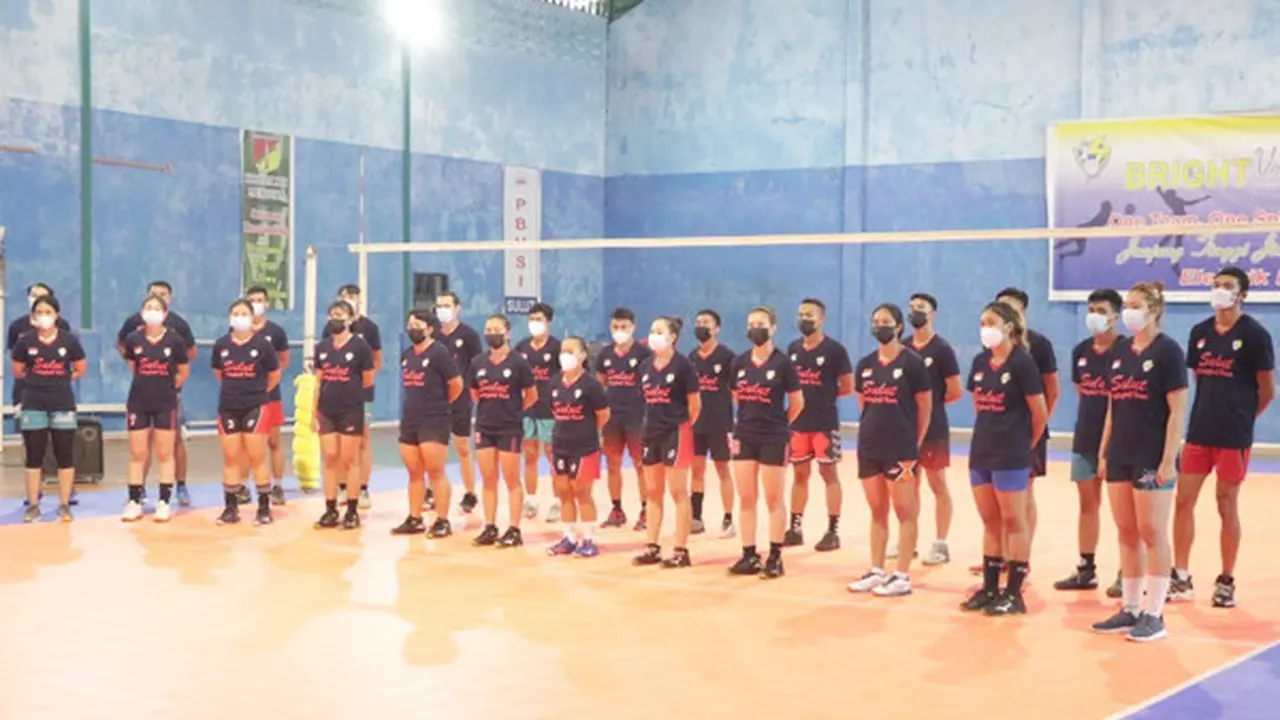 Atlet putra dan putri yang sedang menjalani Pemusatan Latihan Daerah (Pelatda), di GOR Bright Electric PLN Mapanget, Manado, Sulut, Jumat (21/05/2020).