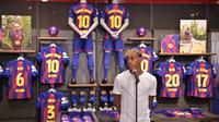 Penyerang Barcelona asal Spanyol, Lamine Yamal, menghadiri peresmian jersey nomor 10 miliknya di toko stadion Camp Nou pada Rabu (16/7/2025). (AFP/Manaure Quintero)