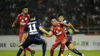 Gelandang Semen Padang Finno Andrianas coba melewati adangan dua Adam Alis dan Esteban Vizcarra di Stadion Kanjuruhan, Kabupaten Malang, Sabtu (4/11/2017). (Bola.com/Iwan Setiawan)