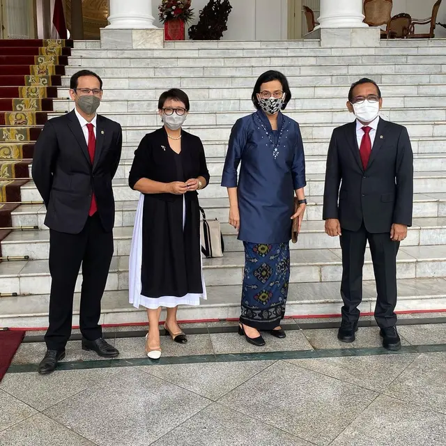 Penampilan 4 Menteri Saat Sambut PM Malaysia, Menlu Retno Marsudi Pakai Sepatu Beda  Warna