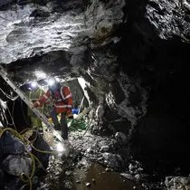 Penambang Dai Walker (kiri) dan pimpinan Alba Mineral Resources George Frangeskides memeriksa kondisi bawah tanah kelima tambang emas Clogau St David dekat Dolgellau, Wales, pada 27 Maret 2025. (Oli SCARFF/AFP)