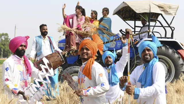 FOTO: Tarian Tradisional Rakyat Punjab Jelang Festival Panen Baisakhi