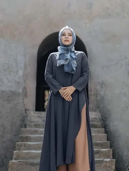 "Aku pikir sebelum kita bicarakan tentang make up dan apapun yang di luar, kita harus mulai dengan yang di dalam. Aku rasa itu yang paling krusial," kata perempuan 40 tahun itu. (Instagram/dewisandra)